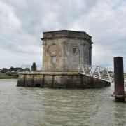 La fontaine vue depuis la Charente