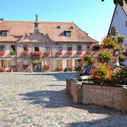 La fontaine (XVIe-XVIIIe) et l'Hôtel de Ville du XVIIIe