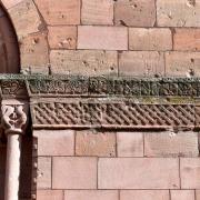 La frise romane, du côté droit du portail