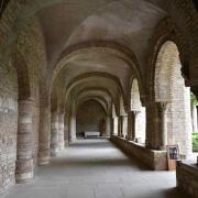 La galerie nord du XI° siècle vue depuis la porte du parloir et ...