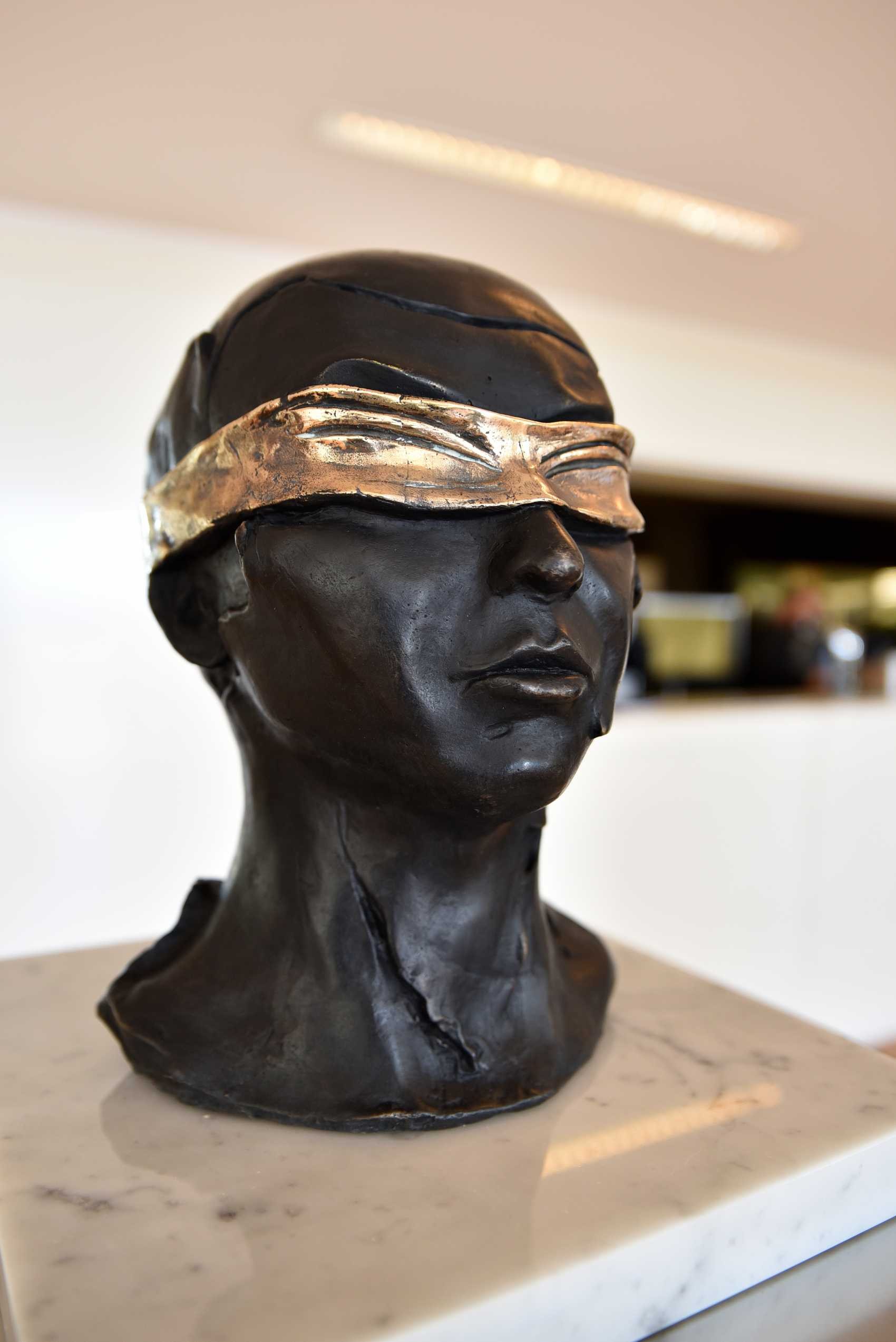 La Giustizia-30x30x30 cm-bronze patiné sur marbre 2021