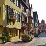 La Grand'rue avec de très belles maisons datant des XVI° et XVII° siècles