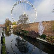 La grande roue domine l'enceinte médiévale du XIIIè siècle  au pied de laquelle....