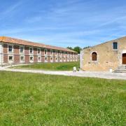 La Halle aux vivres et à droite, la 1ère Halle aux Vivres transformée en tonnellerie