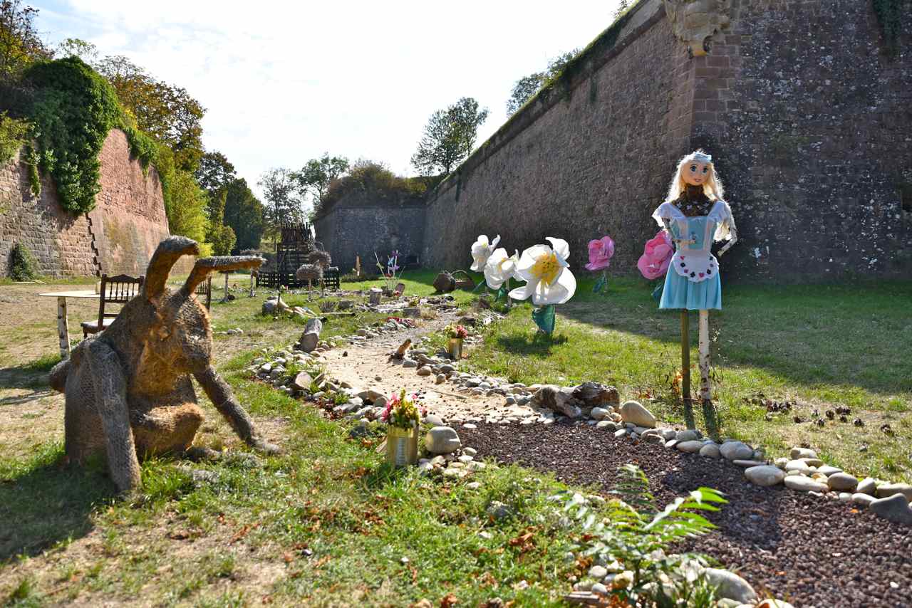 La jeune fille, le lapin, la rivière et les fleurs