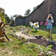 La jeune fille, le lapin, la rivière et les fleurs