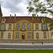 La large  façade classique du palais abbatial 