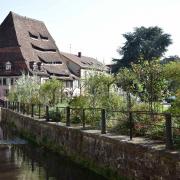 La Lauter, au fond la Maison du Sel, ensemble remarquable....