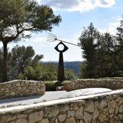 La ligne blanche sur les murets symbolise le fil d'Ariane du Labyrinthe