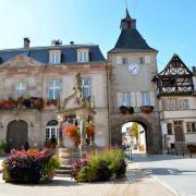 La mairie de 1762, le puits aux six seaux de 1605 et la tour de l'Horloge