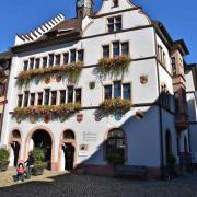 La mairie de style gothique tardif a été bâtie en 1546, sur la façade...