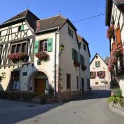 La mairie vue depuis la rue principale