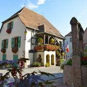 La mairie vue depuis le puits