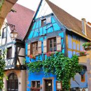 La maison bleue et ses tire-bouchons géants