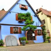 La maison bleue, pas celle de la chanson, remarquez l'accès à la cave