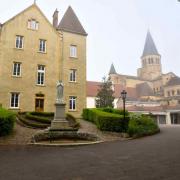 La maison des chapelains et la basilique dans la brume