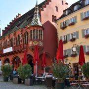 La maison des Marchands fut construite entre 1520 et 1523. Les armoirie et statues...