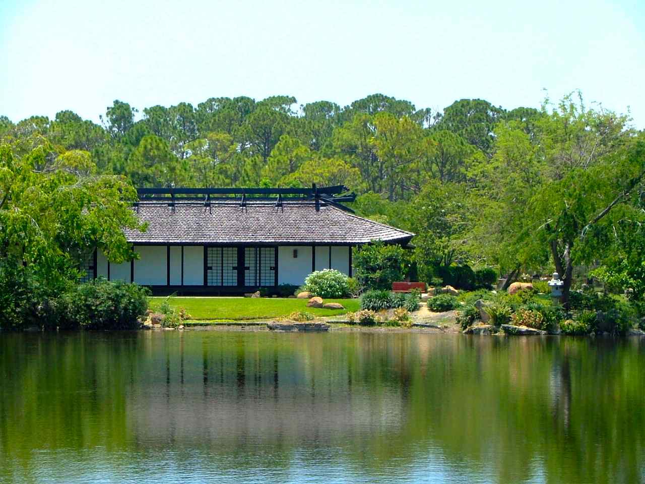 La maison du lac ou de comtemplation vu depuis le Shinden Garden