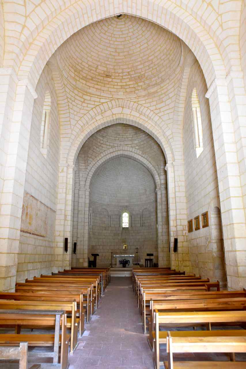 La nef à deux coupoles vue depuis le portail et sur le mur nord une fresque...