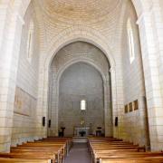 La nef à deux coupoles vue depuis le portail et sur le mur nord une fresque...