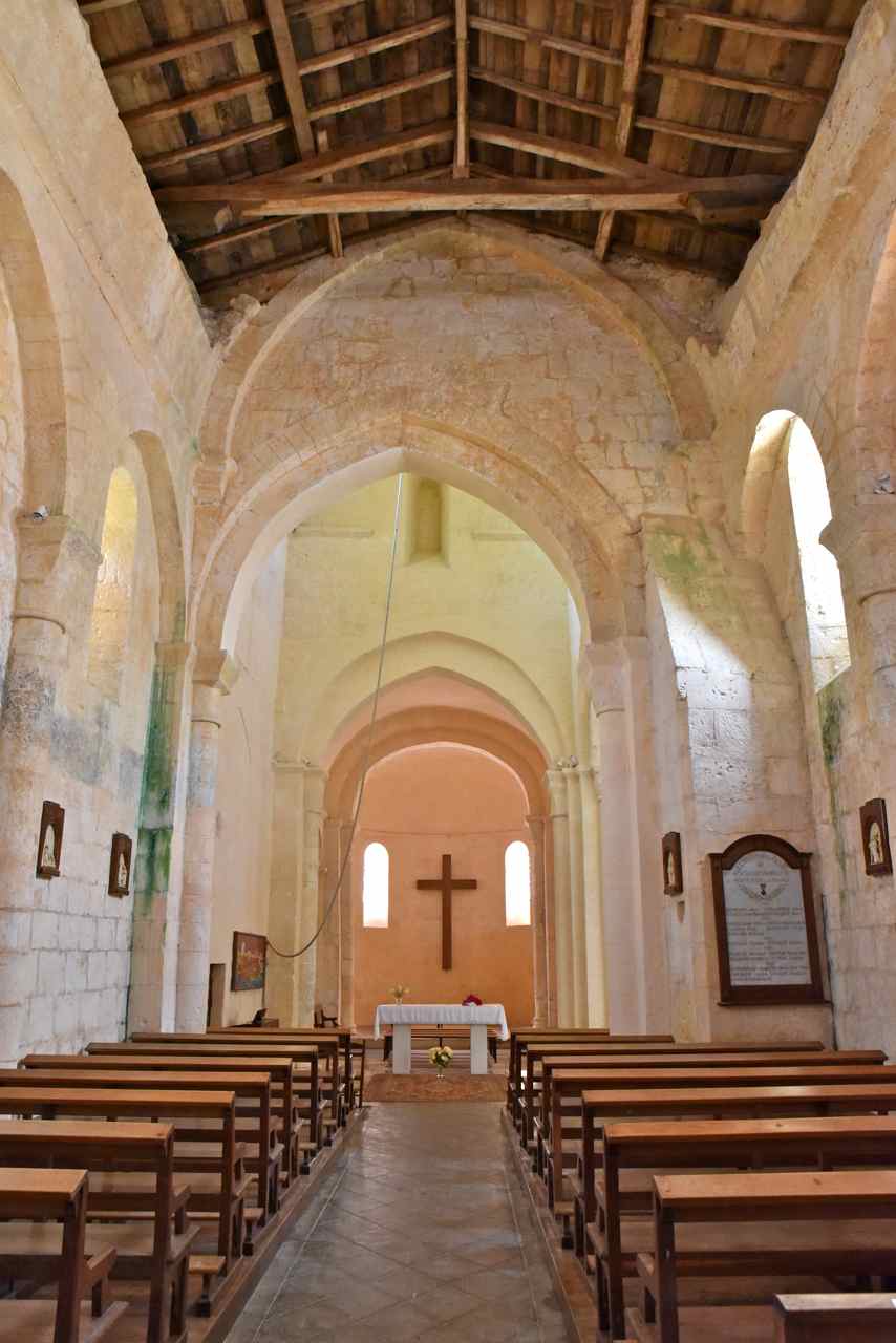 La nef à quatre travées et le choeur vus depuis le portail d'entrée