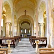 La nef à trois travées, vue depuis le portail d'entrée, est voutée en berceau...