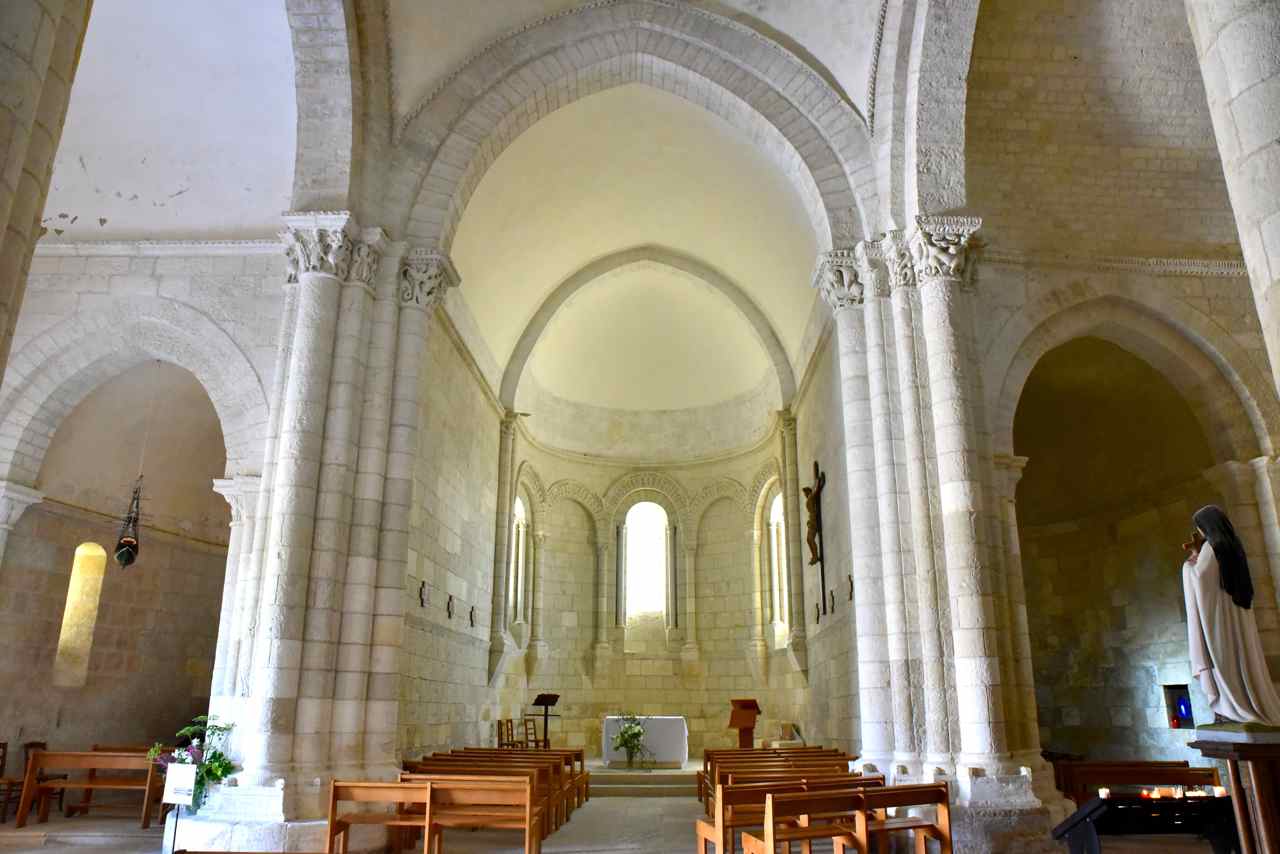 Le choeur et les deux absidioles vues depuis le transept