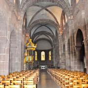 La nef centrale, la chaire baroque et le choeur