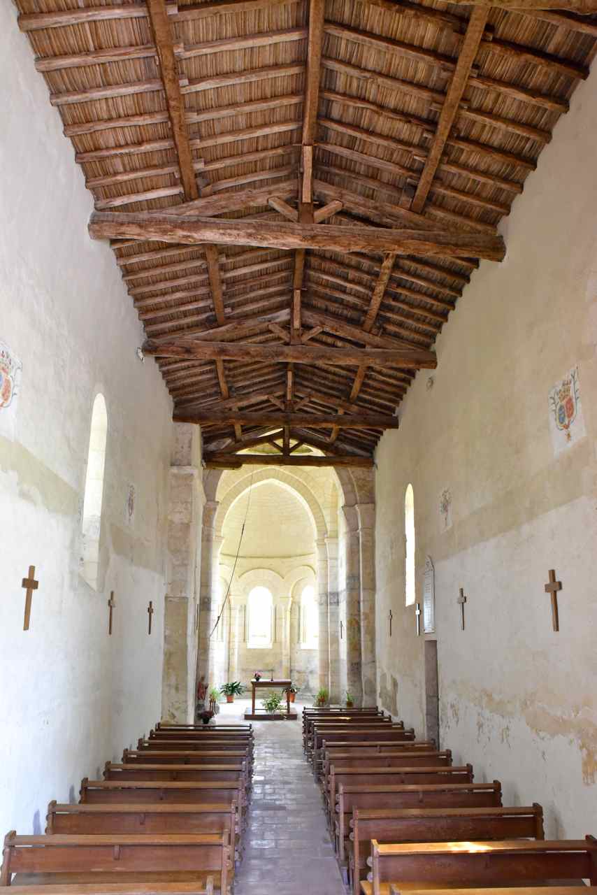 La nef charpentée du XI° siècle ne possède ni travées, ni  bas-côtés