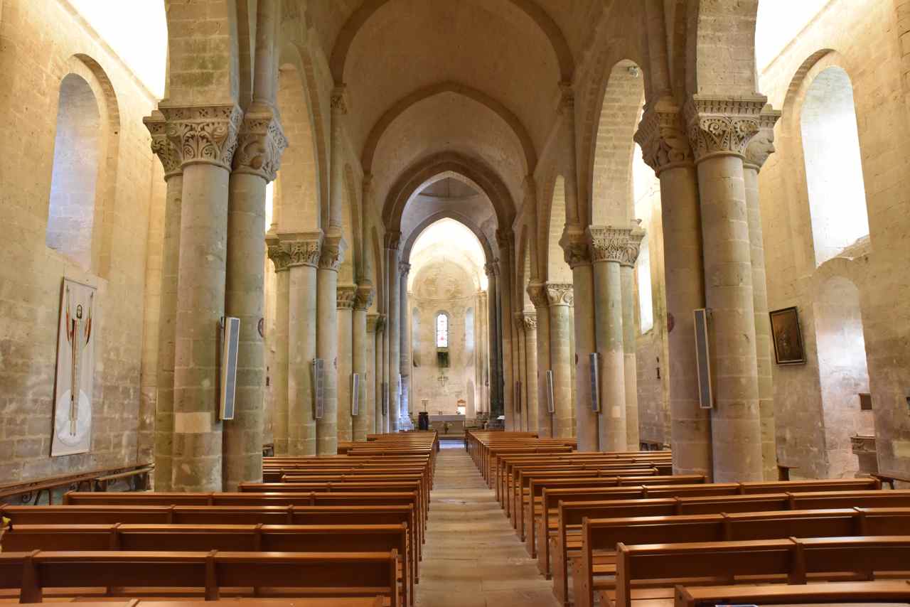 La nef est composée de 2 bas-côtés et de 5 travées séparées par des colonnes