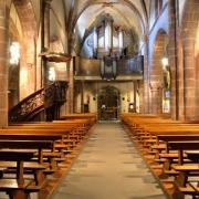 Vue depuis le choeur : la nef et au fond la tribune d'orgue