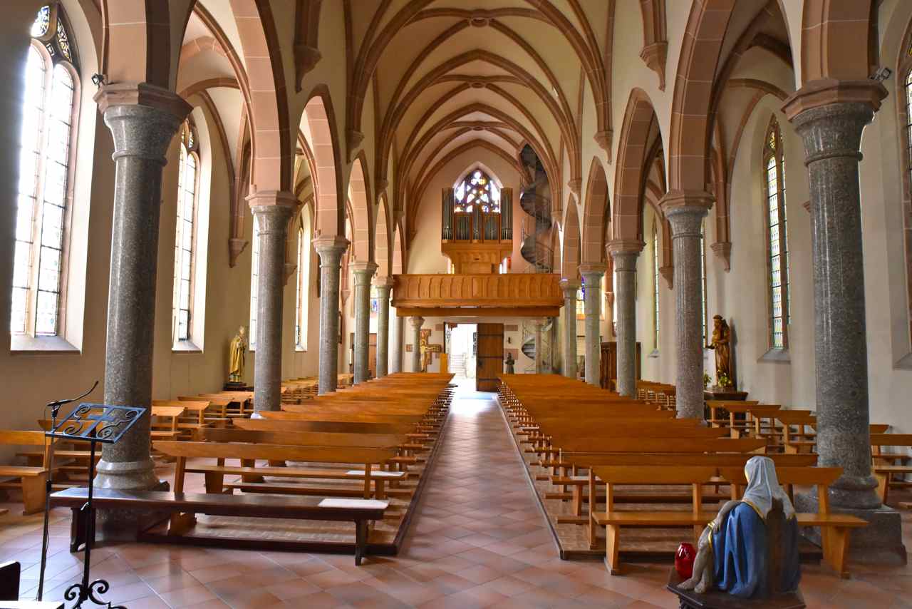 La nef et la tribune d'orgue vus depuis le choeur