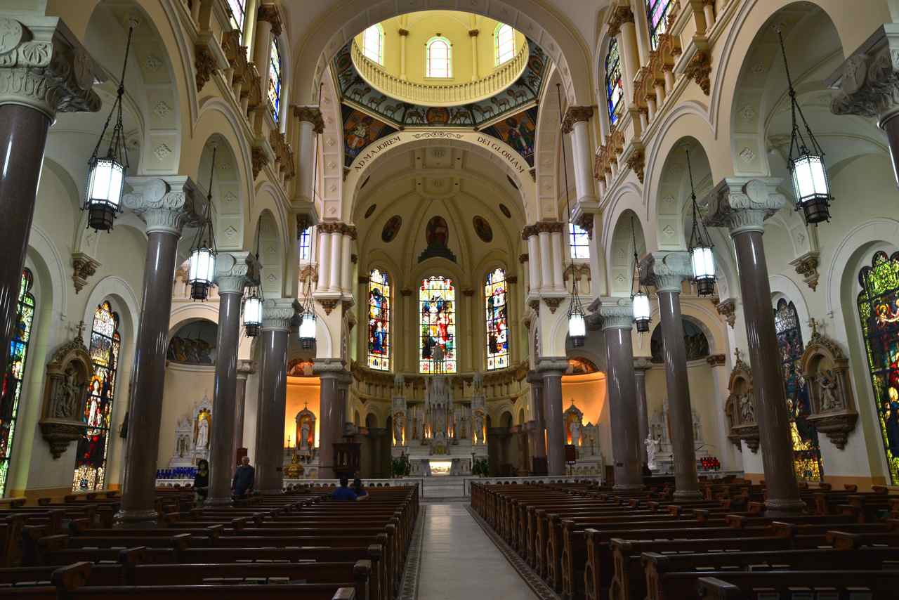 La nef et le choeur de Sacred Heart Church