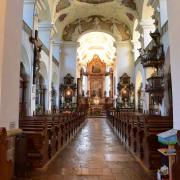 La nef et le choeur vus depuis le portail d'entrée