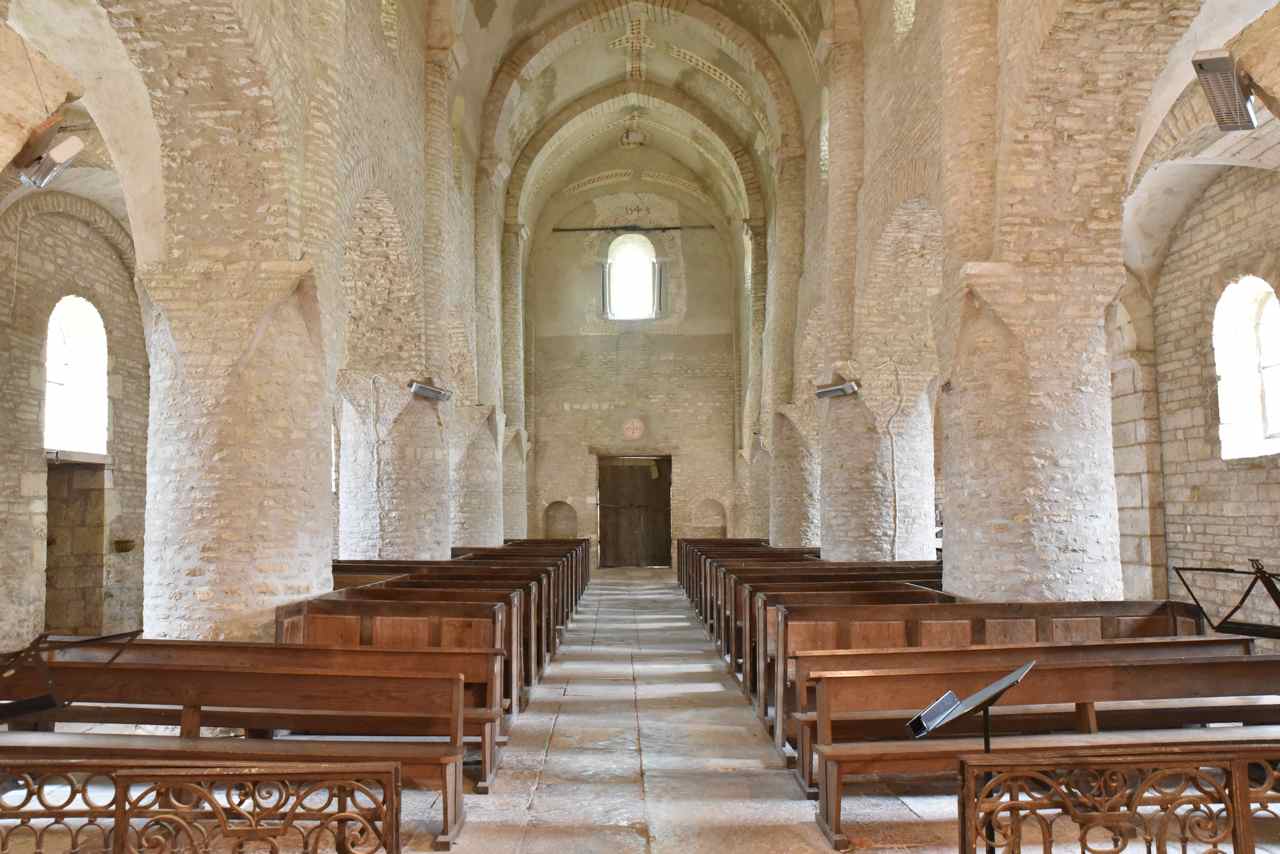 La nef et ses imposants piliers vue depuis le transept