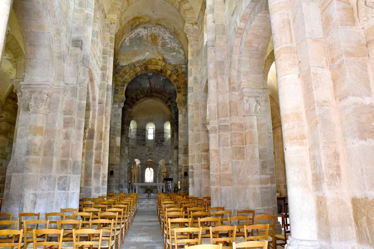 La nef  et ses puissants piliers vue depuis le portail