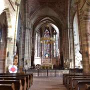 La nef et un beau lustre sous la tour lanterne de croisée du transept 