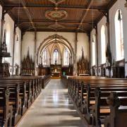 La nef, la chaire à prêcher, les deux autels secondaires et le choeur