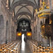 La nef , la chaire et l'orgue vus depuis le choeur