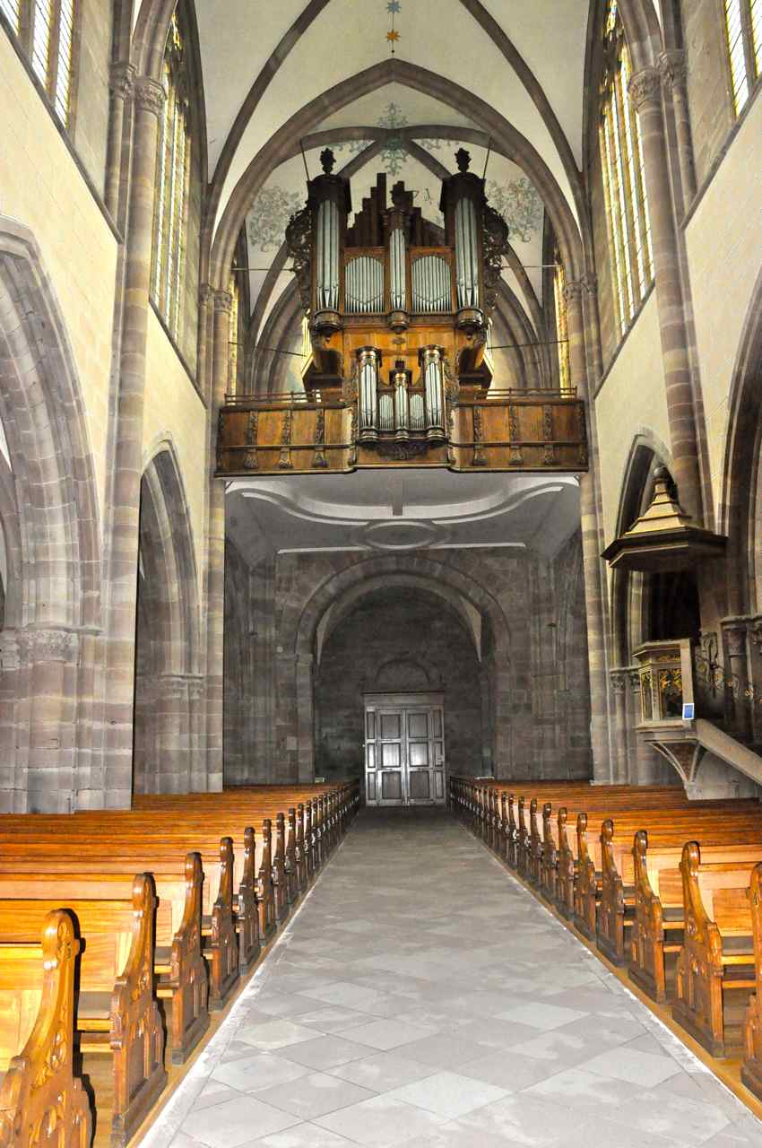La nef, la chaire et l'orgue vus depuis le choeur