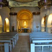 La nef, le choeur et le mobilier contemporain de l'église saint Eloi