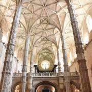 La nef, le porche et la tribune vus depuis le transept