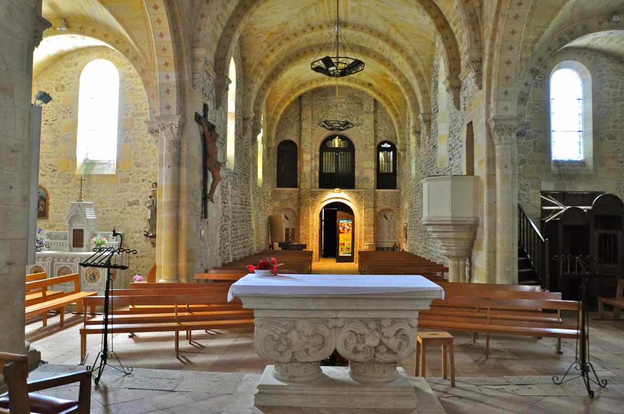 La nef, les chapelles latérales vus depuis le Choeur