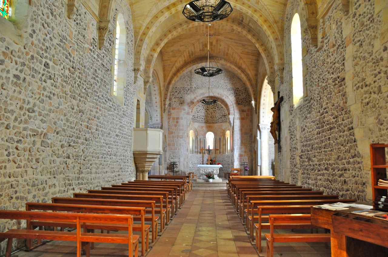 La nef unique à voûte en berceau et à chapelles latérales vues depuis le portail