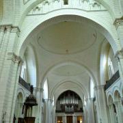 La nef vue depuis la croisée de transept. L'arc qui sépare...