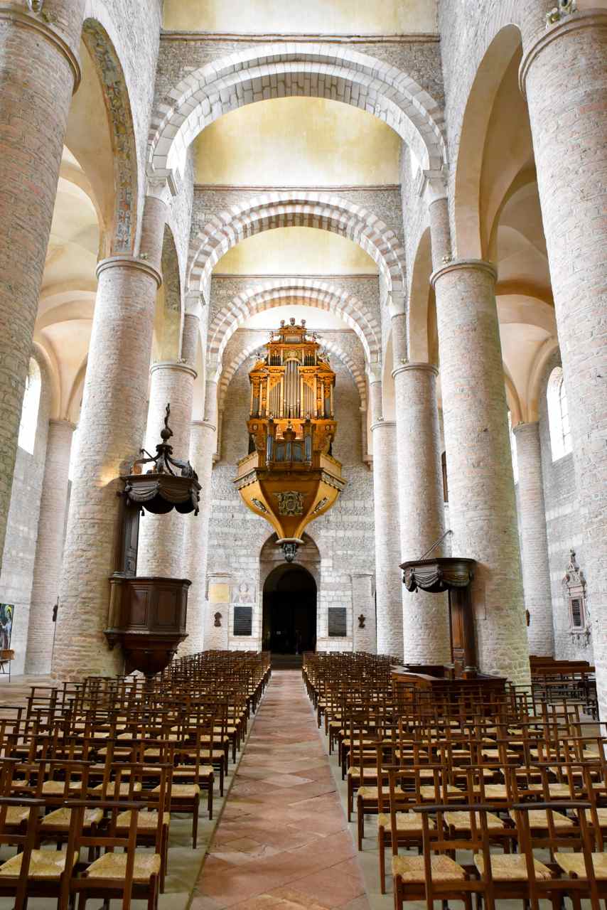 La nef vue depuis la croisée de transept. La chaire à prêcher date du XIX°