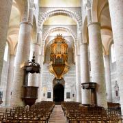 La nef vue depuis la croisée de transept. La chaire à prêcher date du XIX°