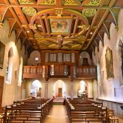 La nef vue depuis le choeur, l'orgue  et le plafond décoré