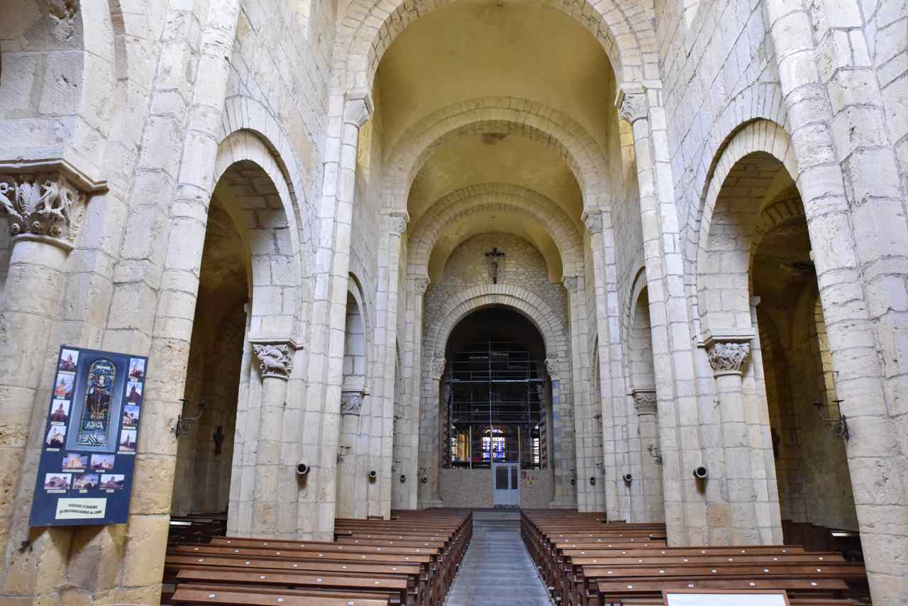 La nef de l'église romane Notre Dame de l'Assomption vue depuis le portail