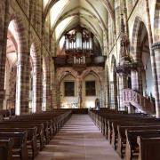 La nef, vue depuis le choeur, la chaire et la tribune d'orgue